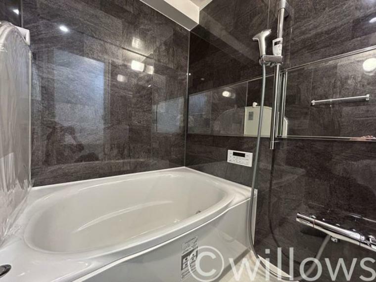 浴室 イメージしたのは高級ホテルのバスルーム。深みのあるグレーカラーと石調のタイルが美しい空間を演出します。