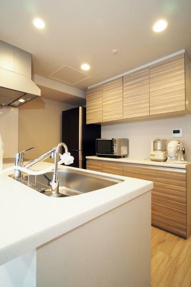 キッチン オプションで浄水器を装備しています。キッチンの広い天板は調理もしやすいです。