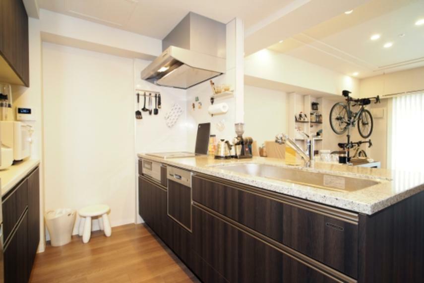 キッチン システムキッチンは食器洗浄乾燥機やお手入れの楽なIHクッキングヒーターなど家事がはかどる設備が豊富です