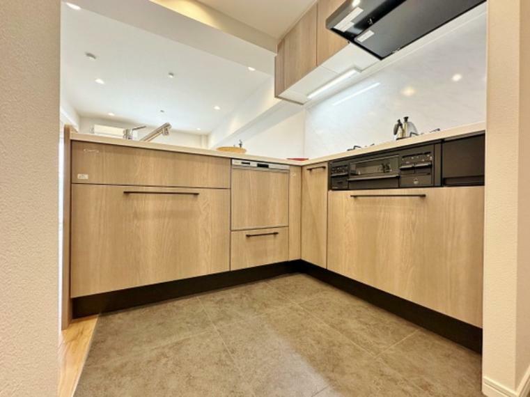 キッチン ～美味しいお料理スペース～清潔感と高級感を兼ね備えたキッチンを入れ替え、広さも十分にあり、動きやすい導線を確保しました。