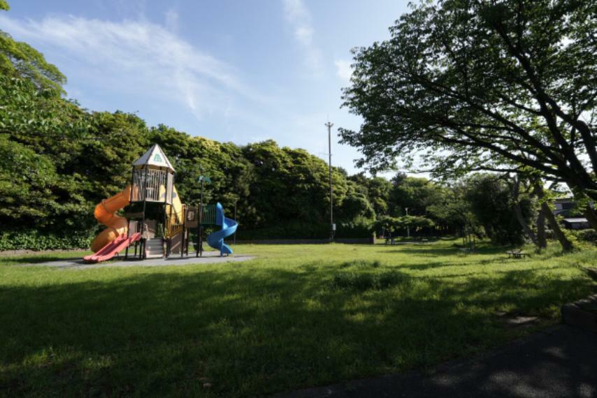 公園 現地から180m（最長）　美浜南第2児童公園　住宅街にあり緑が多く自然豊かで滑り台やブランコが楽しめる広めの公園です。遊ぶのはもちろん休憩スポットとしても人気です。