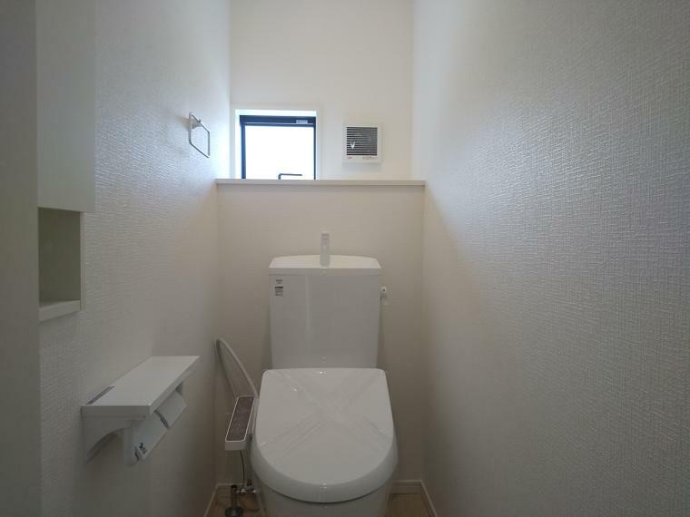 同仕様写真（内観） お手入れしやすいシンプルデザインのトイレは1階・2階共に完備しております。 （同形状・同仕様となります）