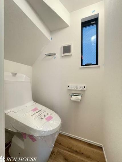 トイレ シャワートイレ・トイレットペーパーの使用回数を減らせる温水洗浄便座付きトイレ。年中温かく、季節を問わず快適に座ることができます。
