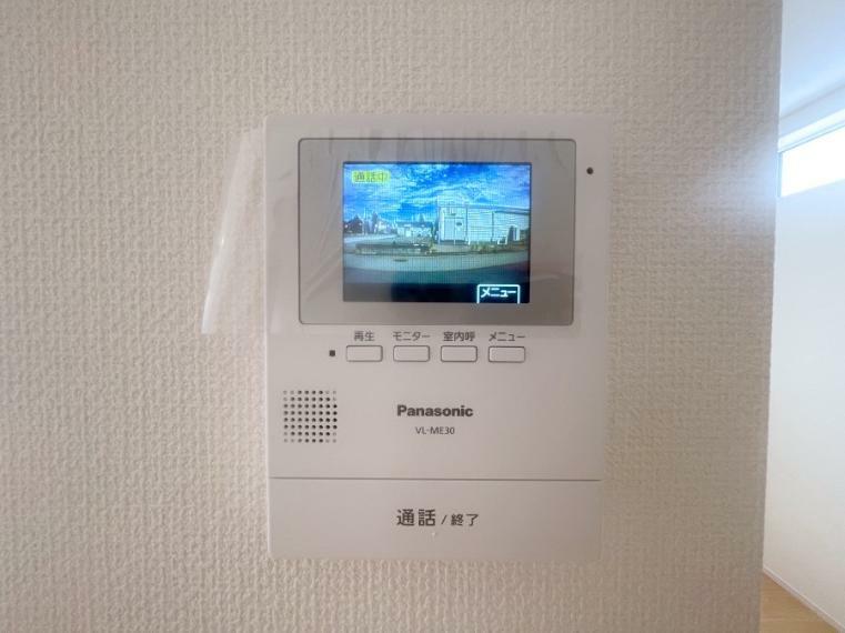 TVモニター付きインターフォン TVモニター付きインターホンは訪問者が誰なのかを確認してからドアを開けられるため、防犯に役立ちます。