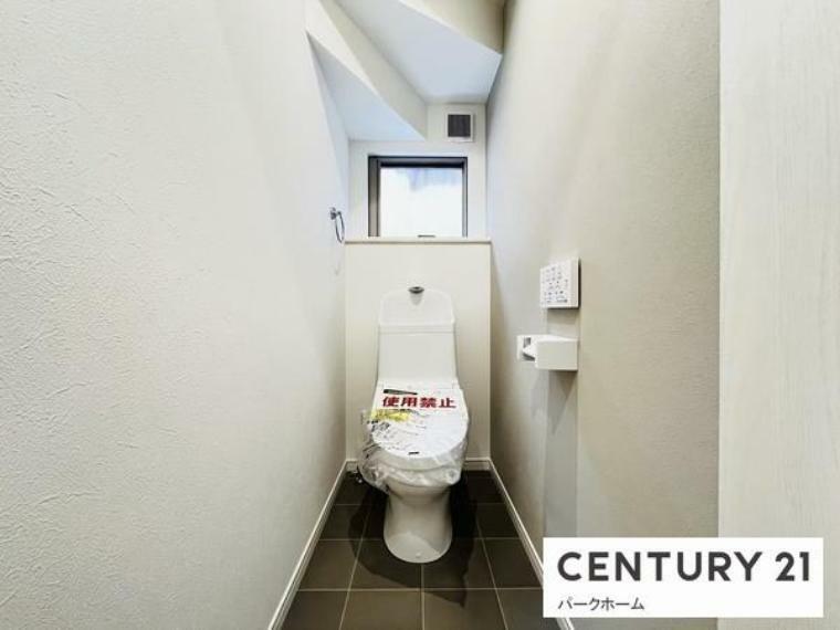 トイレ 【トイレ】 スッキリとしたデザインの温水洗浄便座付きトイレ。