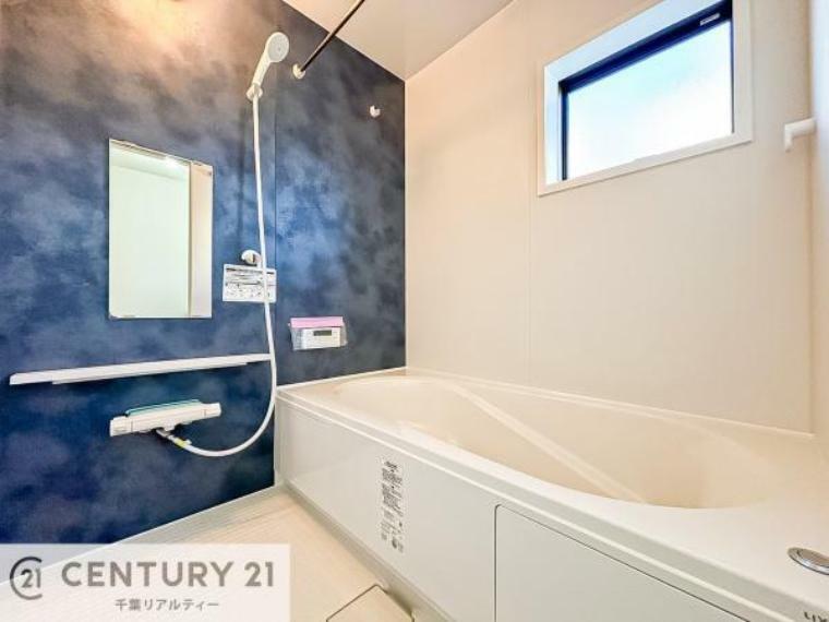 浴室 （施工例）落ち着いた色味の清潔感のあるバスルームです！快適なバスタイムが送れます！小窓付きで換気もスムーズ！