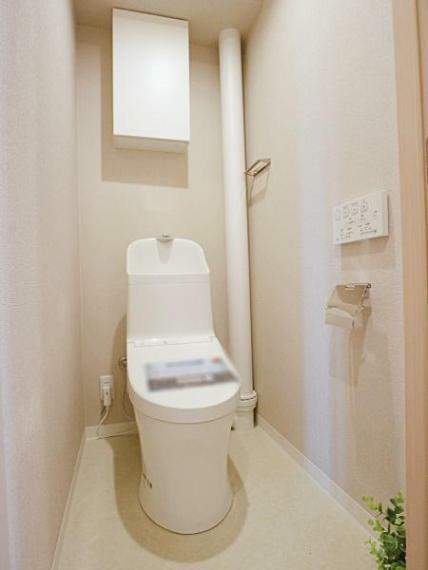 トイレ シンプルな内装のスッキリとしたトイレです。お手入れやお掃除が、簡単にできるシンプルなデザインのトイレです。吊戸棚付き。
