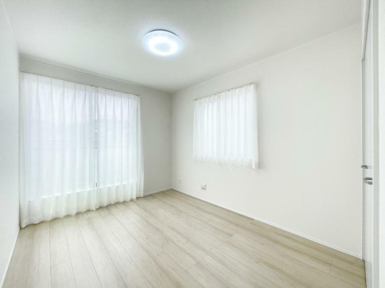 洋室 2面採光を確保した明るい空間。家族みんなが快適な暮らしを実現する設計です。