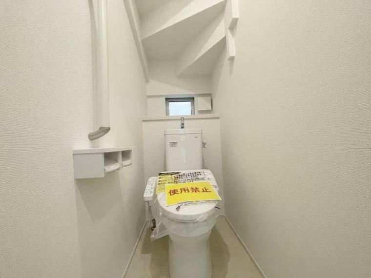 トイレ 階段下を有効活用したトイレスペース。 便座はもちろんウォシュレット。
