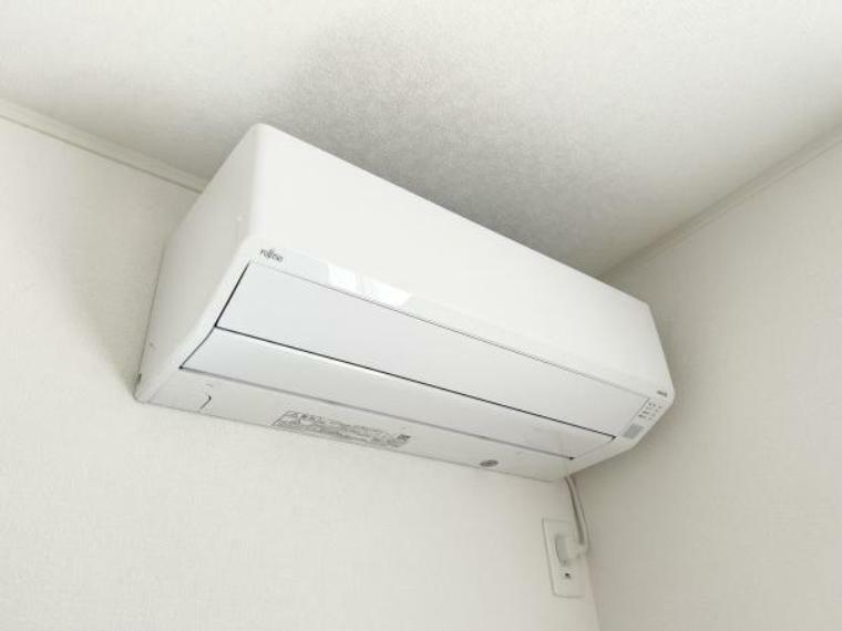 【エアコン】リビングにエアコンを配置！室内を快適に保ちます。