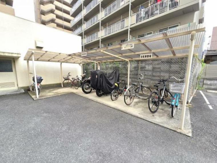 駐車場 バイク置場があるのでゆったりと置くことができますね！