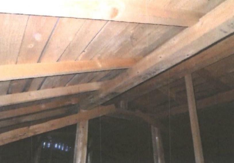 構造・工法・仕様 小屋裏の写真です。リフォームを行う際には屋根裏まで点検を行っております。雨漏りや配管でのトラブルがあった場合には二年間の瑕疵担保が適用されますので、購入後も安心してお住まいいただけます。