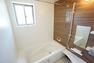 同仕様写真（内観） 同仕様写真。1坪サイズの浴室は、足をのばしてリラックスできます。浴室乾燥機付きなので、雨の日も気にせず洗濯物が干せます。