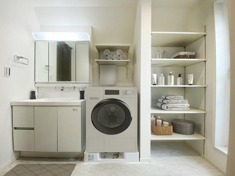 ランドリースペース タオルなどの収納もできすっきりキレイな洗面室！