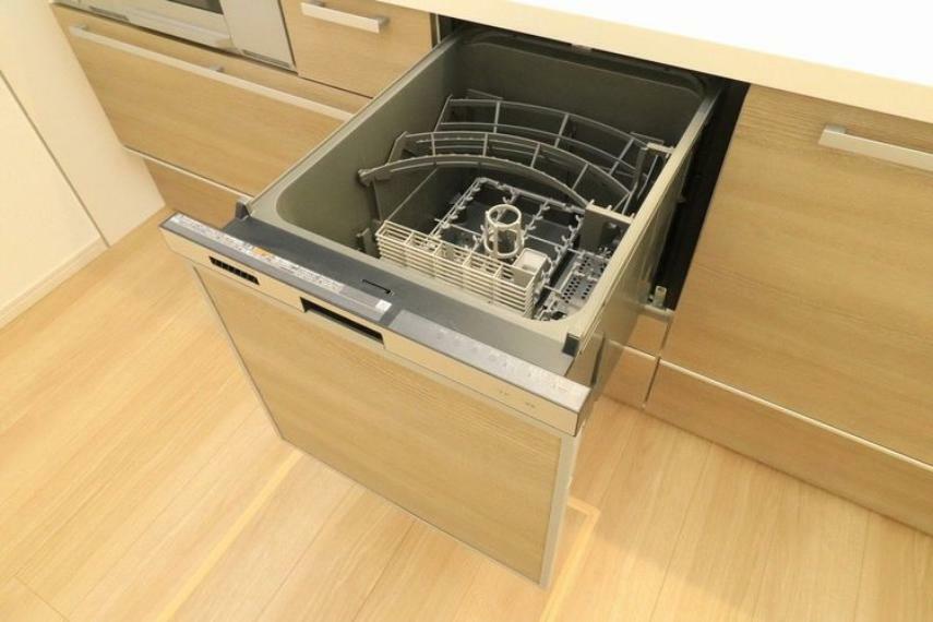 同仕様写真（内観） 【食器洗浄乾燥機（同仕様写真）】キッチンには人気の食洗機を搭載！日々の家事の手間を低減してくれます。