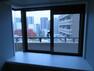 奥行きのある出窓は開放感があり、インテリアスペースとしても活用できます。