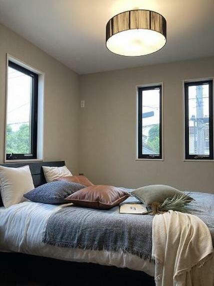 寝室 暖色系の照明は、心理的にも落ち着きを得られやすいそうです。