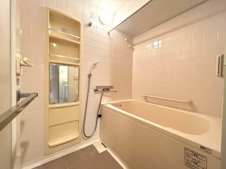 浴室 一日の疲れを癒すリラクゼーションルーム。混合水栓のシャワーや追い炊き付きのバスルームは使用上も快適です。