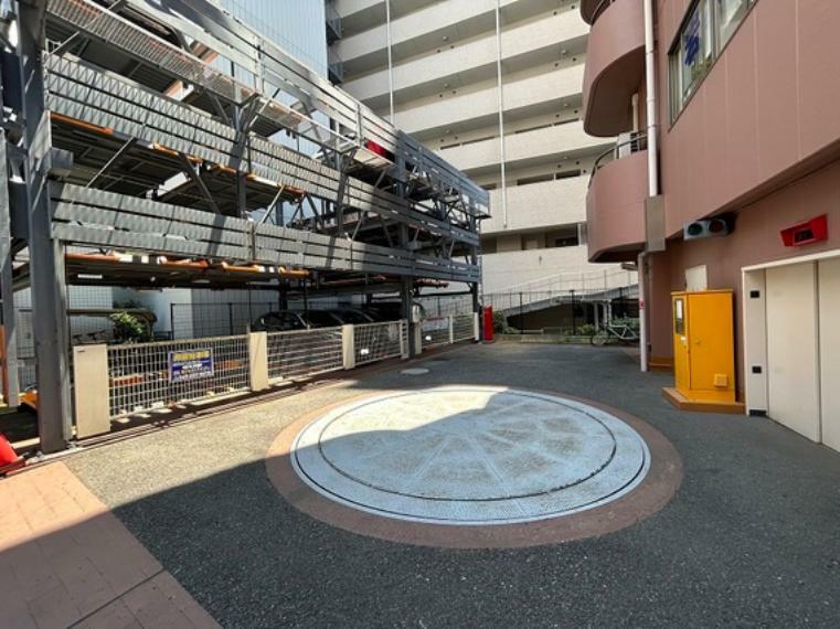敷地内駐車場 自走式駐車場はターンテーブルを使用して楽々入庫可能です。サイズと空き状況はその都度ご確認下さい。