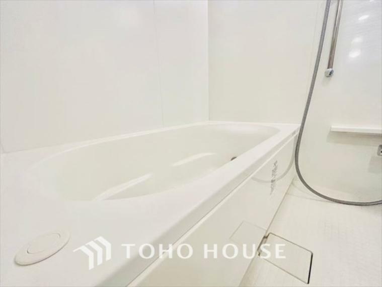 浴室 【浴室】《一日の疲れを落としてくれる場所は、落ち着く場所でなければならない》　高級感溢れるカラーと大きさ・柔らかな曲線で構成された半身浴も楽しめるバスタブが心地よさをもたらします。