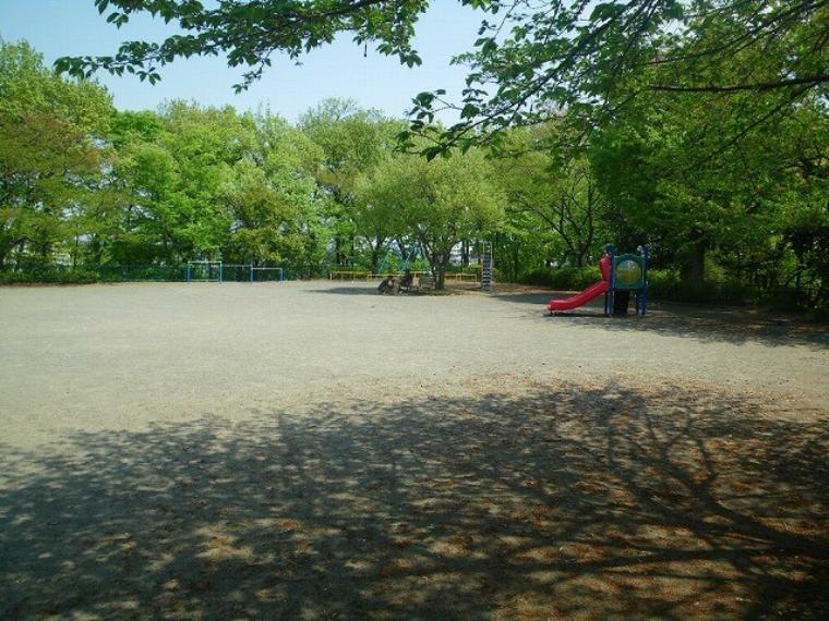 公園 千草台第二公園（●高台にあり、開放的な広場があります。水飲み、ベンチ、トイレ、砂場、すべり台、ブランコ、鉄棒が設置されています●）