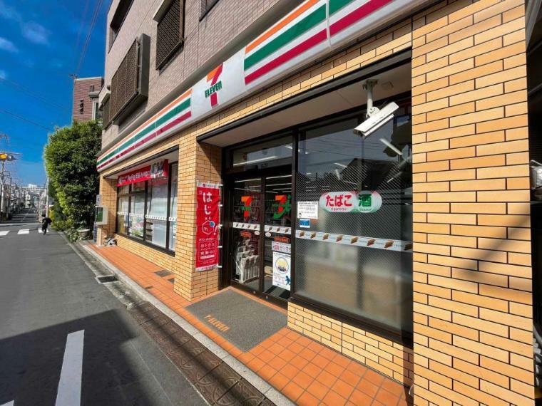 コンビニ セブンイレブン横浜白幡南店、（24時間営業。お弁当やお惣菜、パンなどをはじめ、生活用品、お酒、たばこなども取り揃えています。）