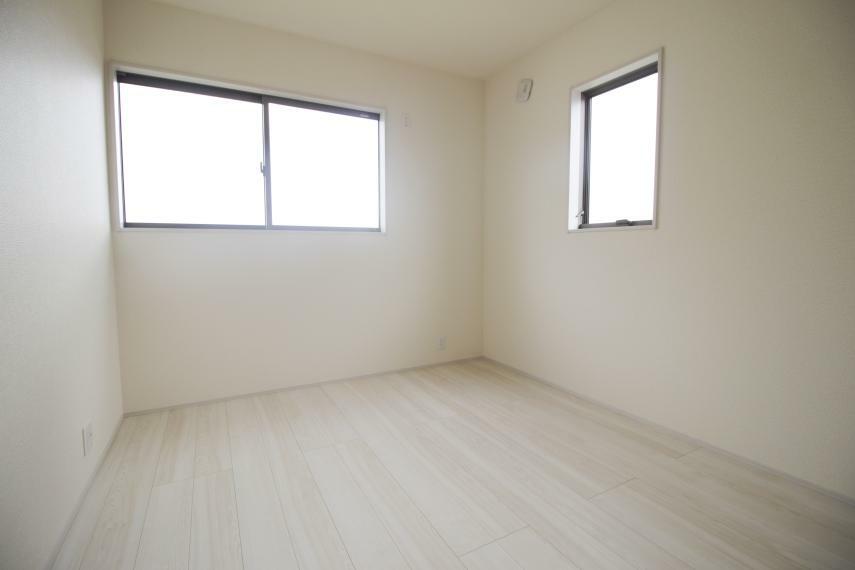 子供部屋 ≪5.34帖洋室≫窓も大きく、風通しも良好です！家具の配置がしやすいよう、シンプルなつくりになっております。