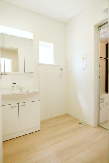 同仕様写真（内観） 《同仕様例》お手入れしやすいシャワー機能付洗面化粧台。大きな鏡で朝の準備もスムーズにできます。