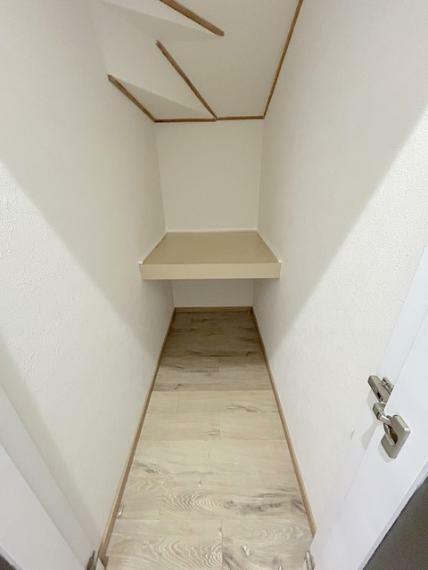 収納 階段の下の空間も無駄にしない一工夫、ここにも小さな収納があります。