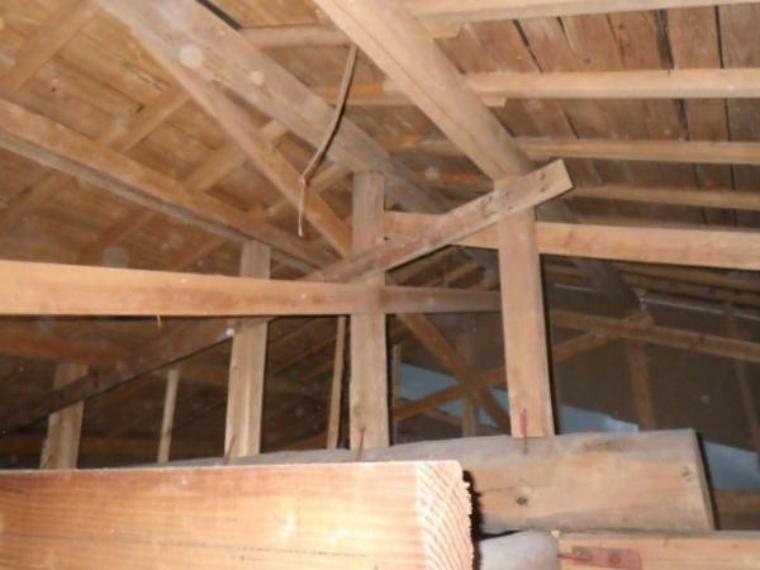 構造・工法・仕様 屋根裏に雨漏れ跡や木材の腐食等が無いか確認しております