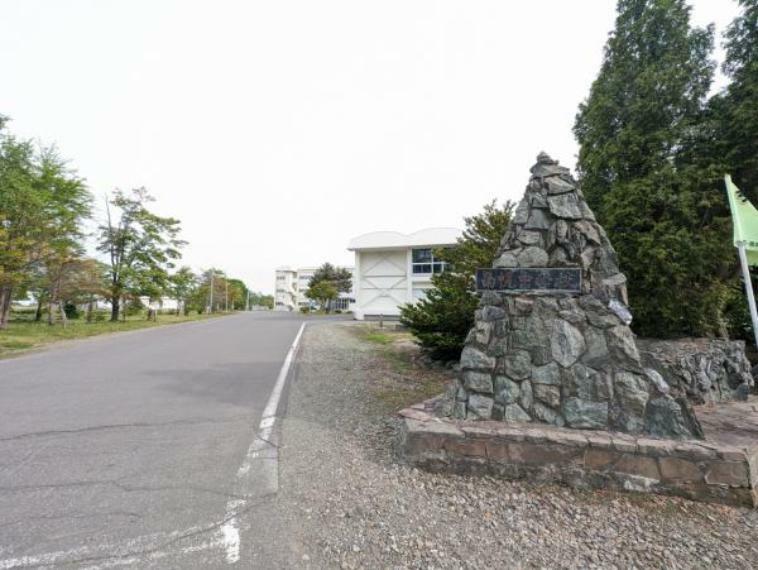 中学校 南幌中学校まで距離約1400m（徒歩約18分）に位置しております。