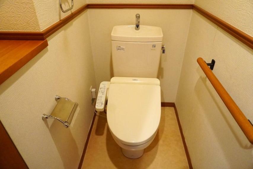 トイレ 温水洗浄機付トイレです。また棚やタオル掛けも設けています。すっきりした見た目で、トイレ奥の掃除もしやすいです。