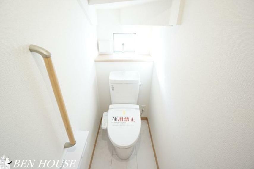 トイレ（同仕様参考写真）・温水洗浄付きトイレを各階に設置。朝の忙しい時間帯もスムーズに準備ができます。