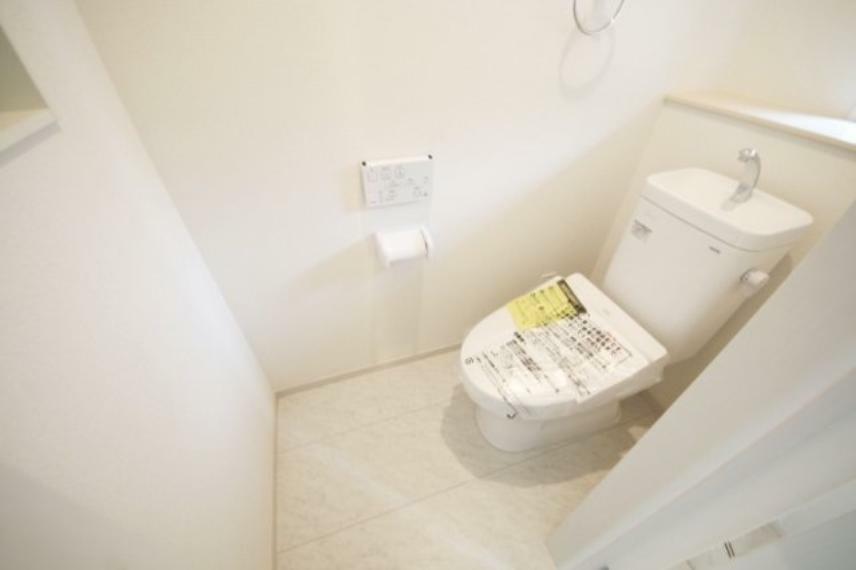 トイレ 白を基調とした清潔感あるトイレ、温水洗浄機能付きで気持ち良く使えます