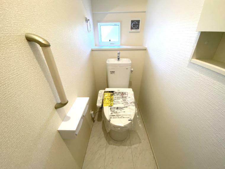 トイレ 【3号棟　トイレ】白を基調とした清潔感あるトイレです
