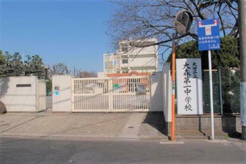 中学校 通学路は穏やかな住宅街の中の道なので、お子さんの通学も安心。