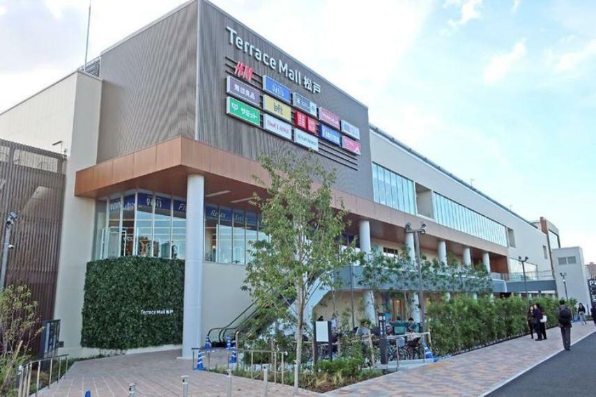 ショッピングセンター テラスモール松戸敷地面積4万9000m2（東京ドーム約1.1個分）、地上4階、一部5階建全177店舗が集まるショッピングモール