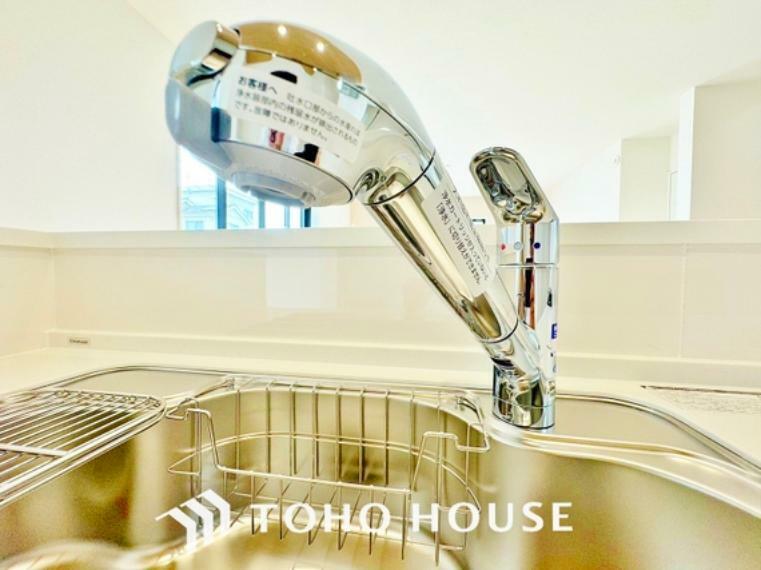ダイニングキッチン クリアな水が毎日使え、見た目にもスマートな浄水器一体型。