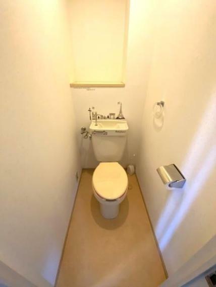 トイレ 【トイレ】 奥行のある使いやすい個室トイレです。