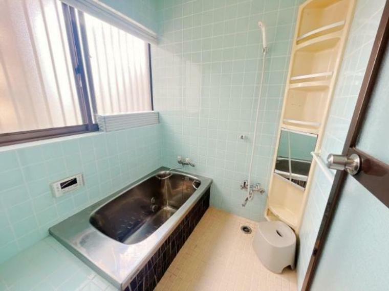 浴室 広い庭がプライバシーを守ってくれる窓付きのバスルームです。気持ち良い風を浴びながらの入浴もオススメです。