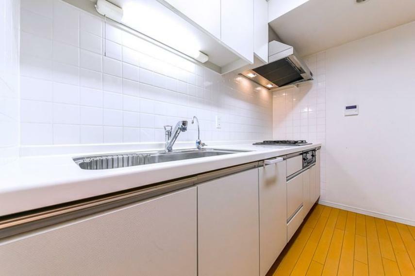 キッチン 【システムキッチン】清潔感のある白を基調としたシステムキッチン