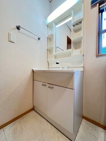 洗面化粧台 【洗面】シャワー水栓付き洗面化粧台、鏡サイドに洗面小物を置ける棚があります