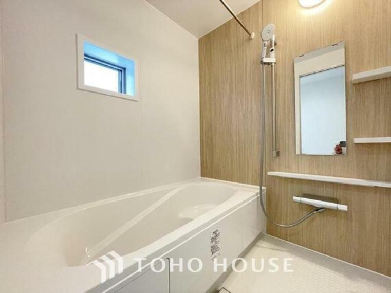 浴室 「一日の疲れをリフレッシュ。快適バスルーム。」一日の疲れを癒すユニットバス。柔らかな曲線で構成された半身浴も楽しめるバスタブが心地良さをもたらします。