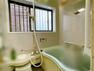 浴室 バスルームは窓のある浴室暖房乾燥機付きです。 手すりもついていて、浴槽への出入りにも便利な作りになっています。