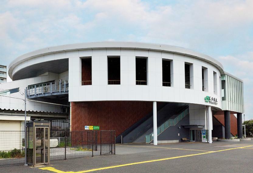 現地から1650m～1770m。　JR内房線「袖ケ浦」駅　北口にはスーパーマーケットやスポーツクラブが入る袖ケ浦駅前モールがあり、バスターミナルからは品川駅、東京駅への高速バスが運行される。