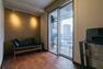 洋室 5.0帖の洋室はバルコニーがあり、 明るく風通しの良い心地よい空間です。室内（2024年6月）撮影