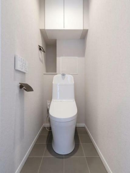 トイレ グレージュカラーのアクセントクロスを採用したトイレ