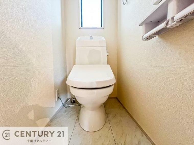 同仕様写真（内観） 清潔感のある色味のお手洗いです！さわやかでスッキリする空間です！白を基調としているので、お手入れがしやすいトイレです！