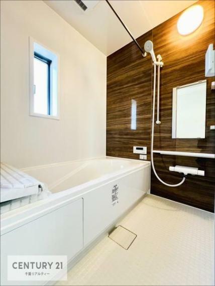 浴室 （施工例）落ち着きある大人の雰囲気のバスルームは、味が出ていてバスタイムが充実！ お仕事頑張っているご褒美にお好みの匂いの入浴剤を入れて、楽しんでみてはいかがでしょうか？