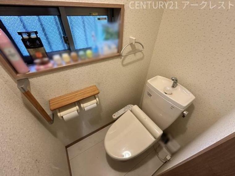 トイレ 窓のある1階の温水洗浄便座付トイレです。手すりもついています！